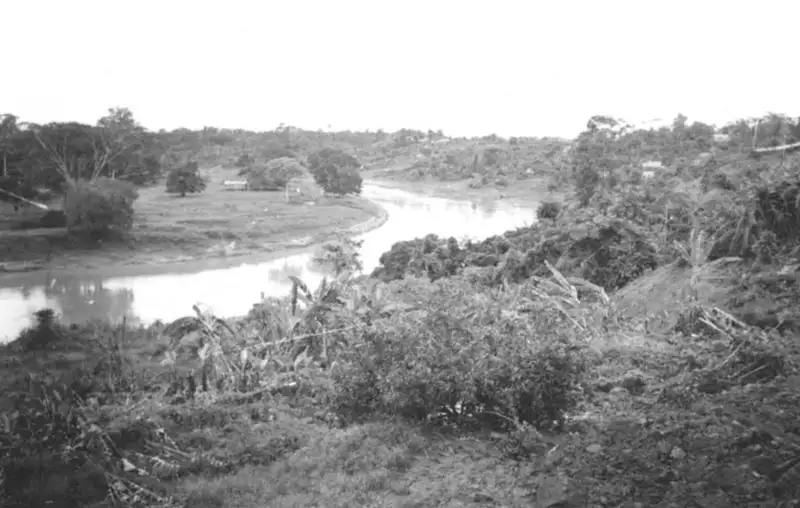 Foto 12: Vista parcial da curva do Rio Acre em Rio Branco (AC)