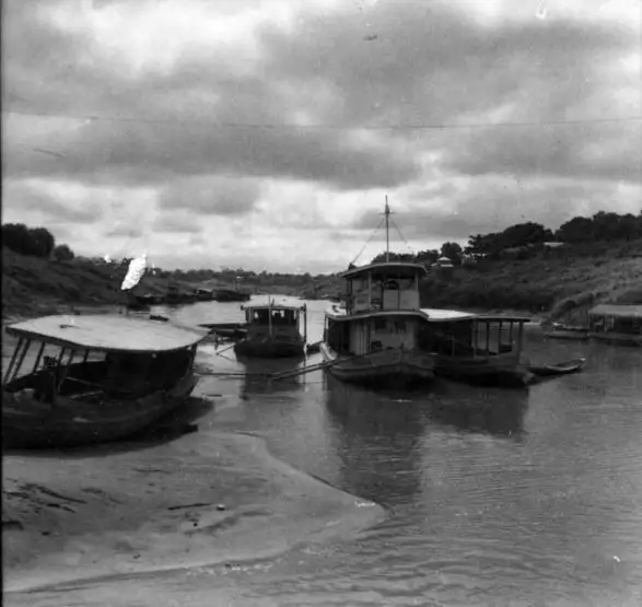 Foto 30: Balsa a motor e lanchas na praia à margem esquerda do rio Acre em Rio Branco, na vasante (AC)