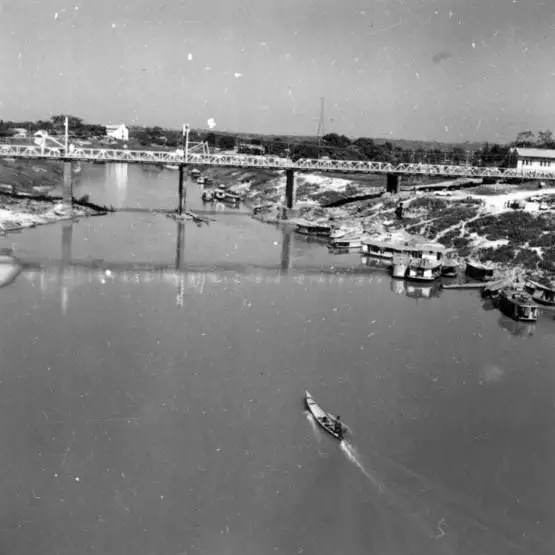 Foto 61: Trecho do rio Acre em Rio Branco vendo-se uma das pontes e o porto (AC)