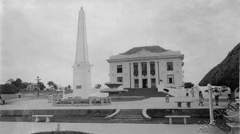 Foto 90: Praça General Dutra : [Obelisco dos Herois da Revolução : Fonte Luminosa : Palácio Rio Branco] : Rio Branco, AC