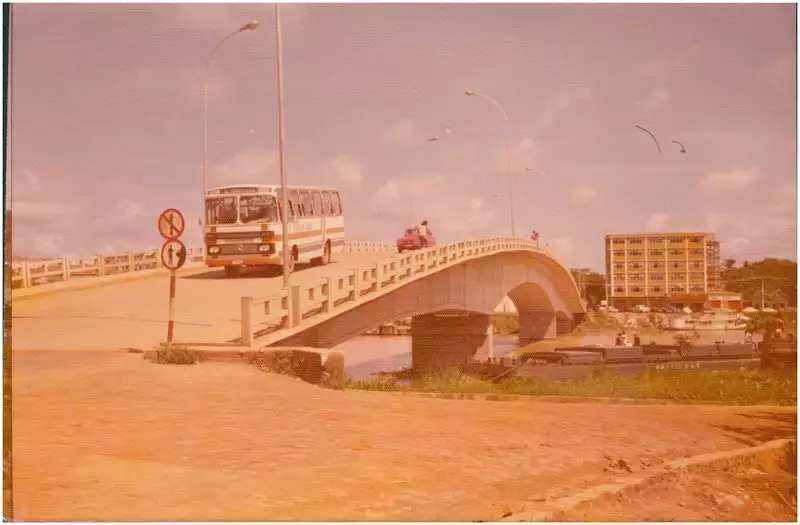 Foto 163: Ponte Coronel Sebastião Dantas : [Rio Acre : vista parcial da cidade] : Rio Branco, AC
