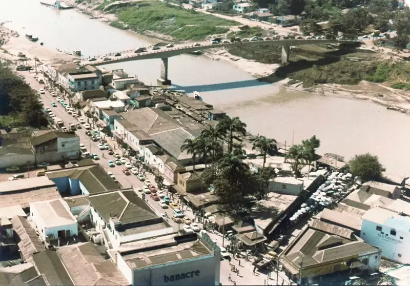 Foto 194: [Vista aérea da cidade : Rua Epaminondas Jácome : Ponte Coronel Sebastião Dantas : Rio Acre] : Rio Branco, AC