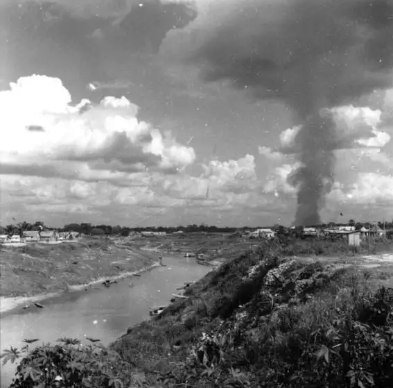 Foto 25: Trecho do Rio Iaco em Sena Madureira, ao fundo queimada (AC)