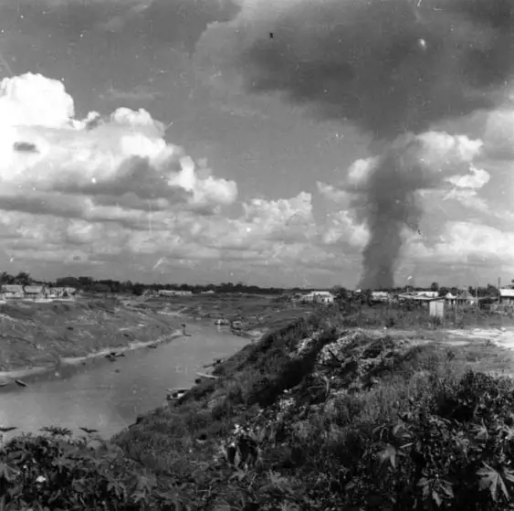 Foto 29: Trecho do rio Iaco em Sena Madureira, ao fundo queimada (AC)