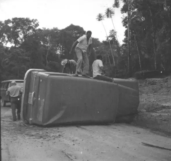 Foto 11: Acidente com a Willis Rural do Prof. Glaser na estrada Rio Branco-Xapuri : município de Xapuri