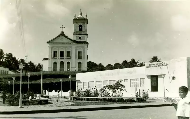 Foto 10: Praça Dr. Castro Azevedo : Igreja Nossa Senhora do Rosário : Grupo Escolar Ignácio de Carvalho : Coruripe, AL