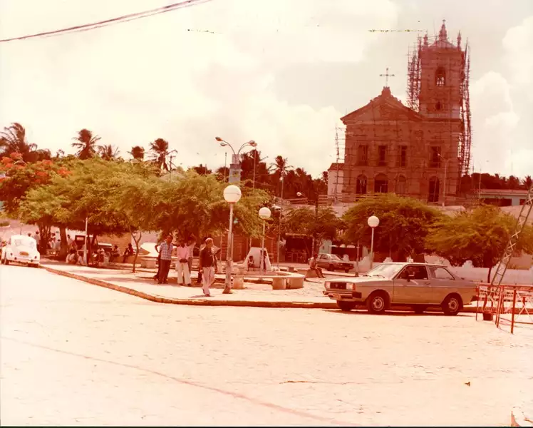 Foto 11: Praça Dr. Castro Azevedo : Igreja Nossa Senhora da Conceição : Coruripe, AL
