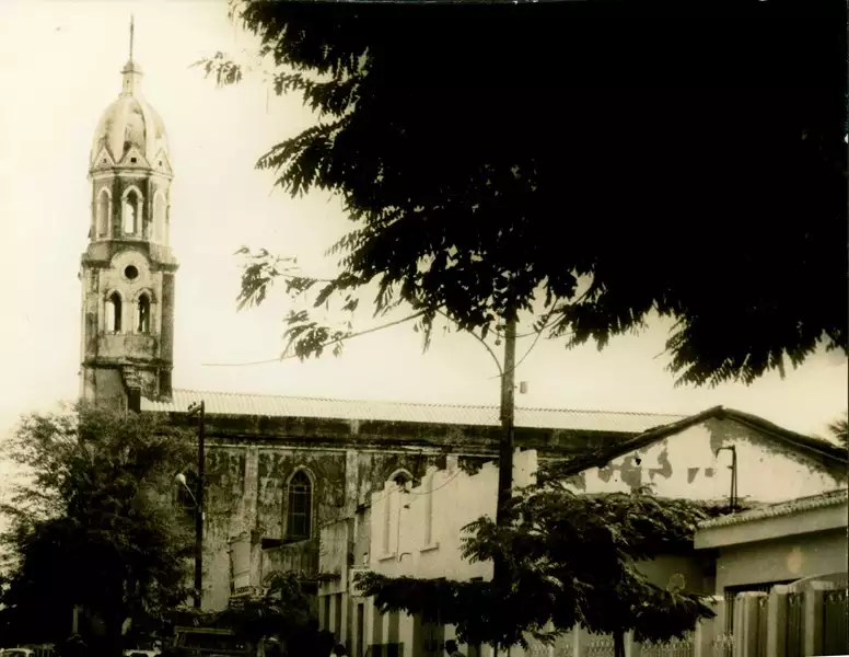 Foto 10: Praça Padre Aurélio Góis : Igreja Matriz Divina Pastora : Junqueiro, AL