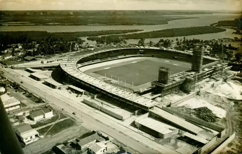 Foto 8: [Vista aérea da cidade] : Estádio Rei Pelé : Lagoa Mundaú : Maceió, AL