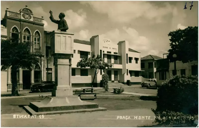 Foto 85: Praça Montepio dos Artistas : Busto de Bráulio Cavalcante : Monte Pio dos Artistas : Faculdade de Direito de Alagoas : Maceió, AL