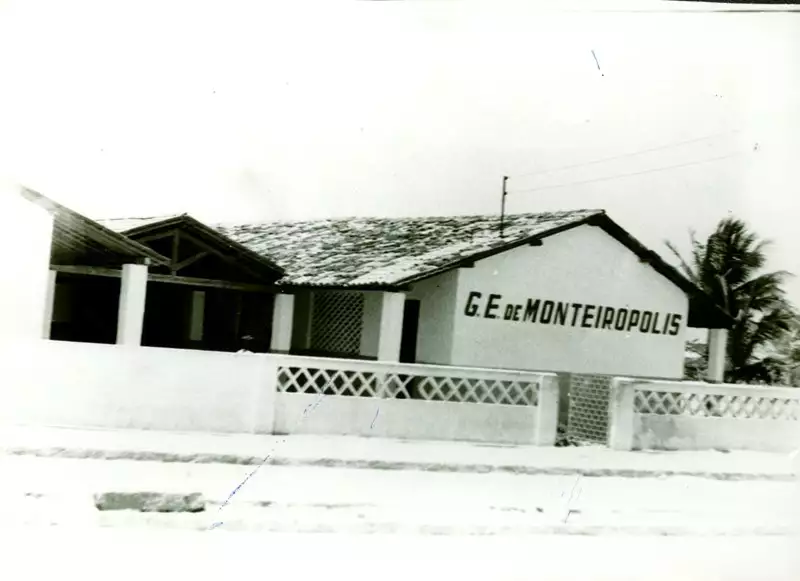 Foto 3: Escola Cenecista de 1º Grau José Bezerra Rosa : Avenida Juscelino Kubitschek : Monteirópolis, AL