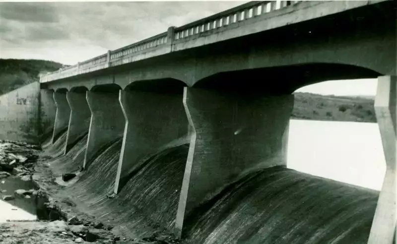 Foto 8: Ponte da barragem sobre o Rio Ipanema : Santana do Ipanema, AL