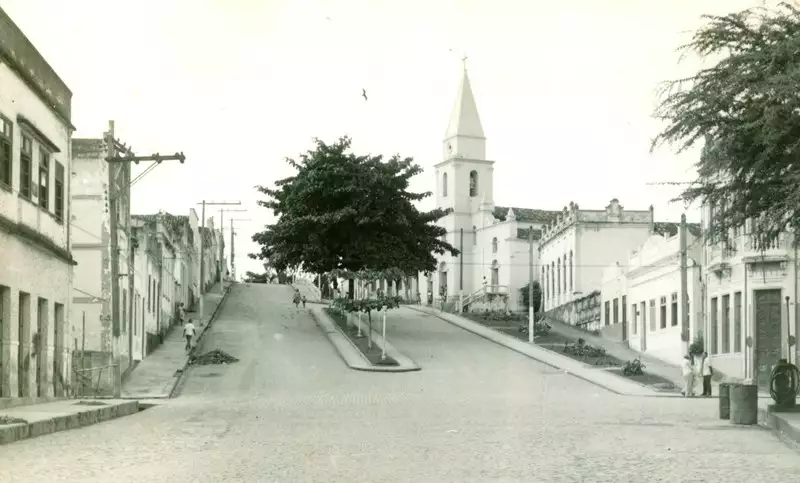 Foto 1: Rua Epaminondas Gracindo : Igreja Matriz de Bom Jesus do Bonfim : Viçosa, AL