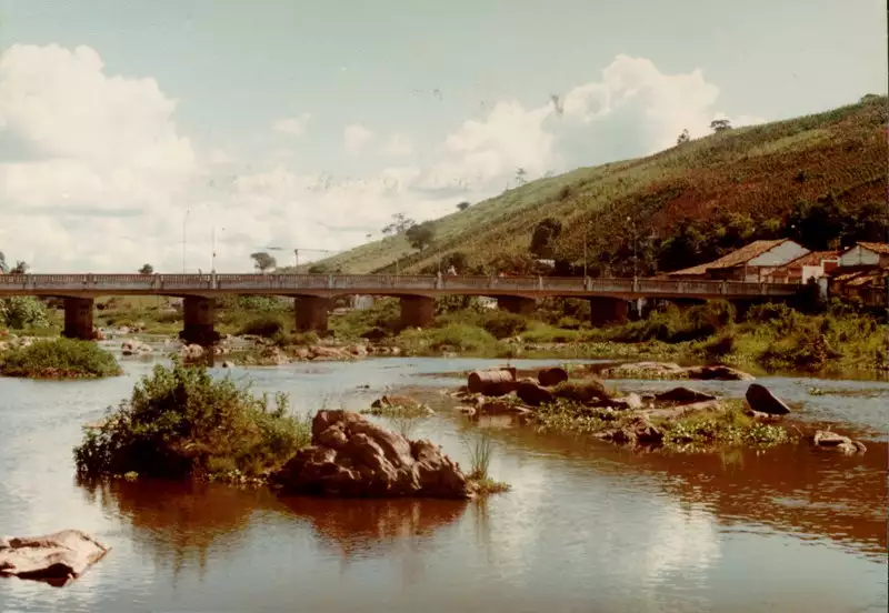 Foto 4: Ponte Gurganema sobre o Rio Paraíba : Viçosa, AL