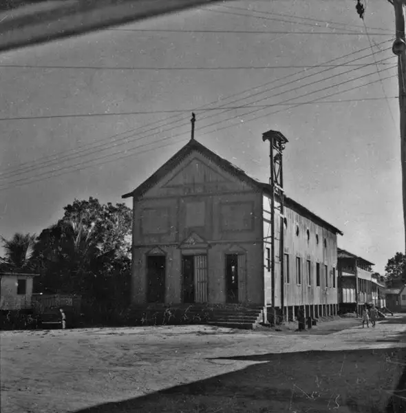 Foto 15: Igreja católica de Boca do Acre de tabuas verticas sobre pilares(AM)