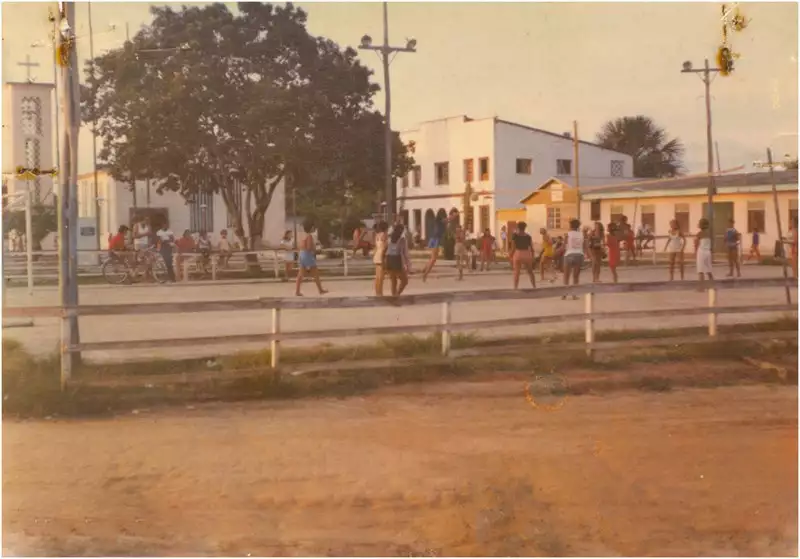 Foto 30: Quadra de esportes : Praça José Paulino Gomes : [Igreja Matriz de Nossa Senhora da Conceição] : Carauari (AM)