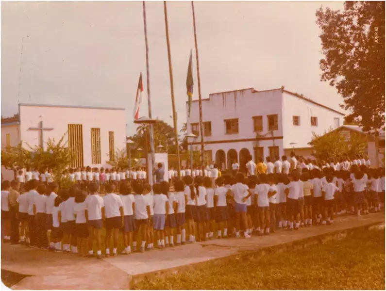 Foto 36: Hasteamento da bandeira : [Praça José Paulino Gomes : Igreja Matriz de Nossa Senhora da Conceição] : Carauari (AM)