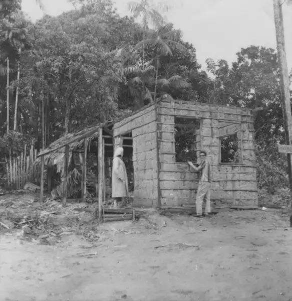 Foto 8: Casa em ruína no município de Itapiranga (AM)