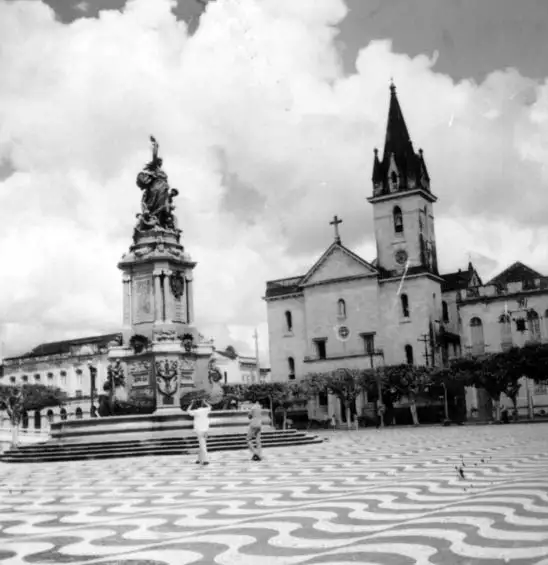 Foto 2: Igreja de São Sebastião e o monumento comemorativo da abertura dos portos (AM)