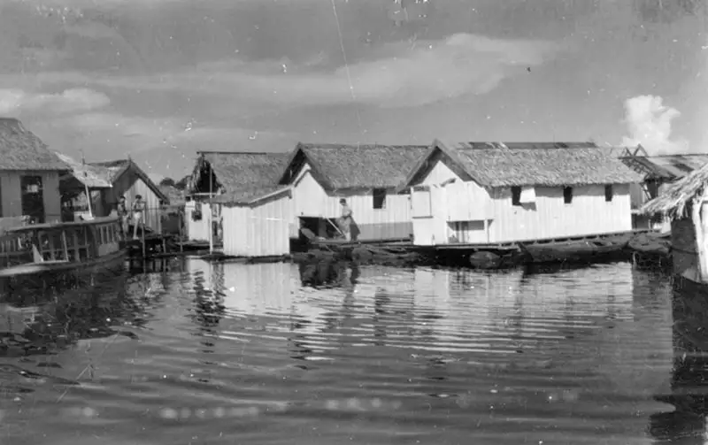 Foto 3: Casas flutuantes à margem do Rio Negro em Manaus (AM)