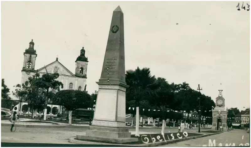 Foto 16: Obelisco : [Praça 15 de Novembro : Relógio Municipal : Catedral Nossa Senhora da Conceição] : Manaus, AM