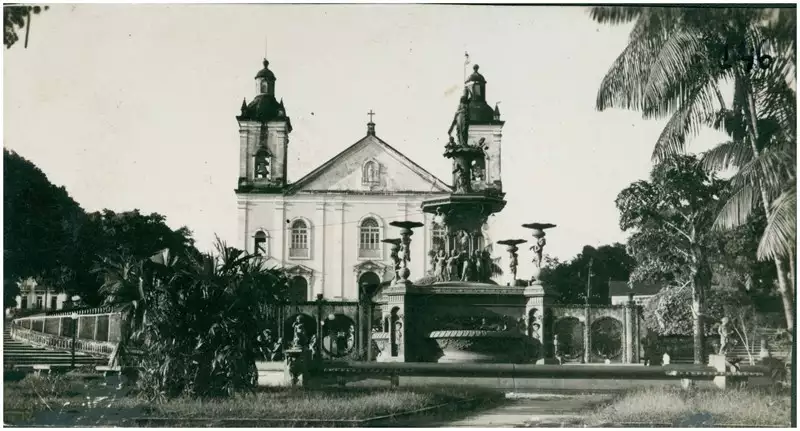 Foto 17: [Praça 15 de Novembro] : chafariz : Catedral Nossa Senhora da Conceição : Manaus, AM