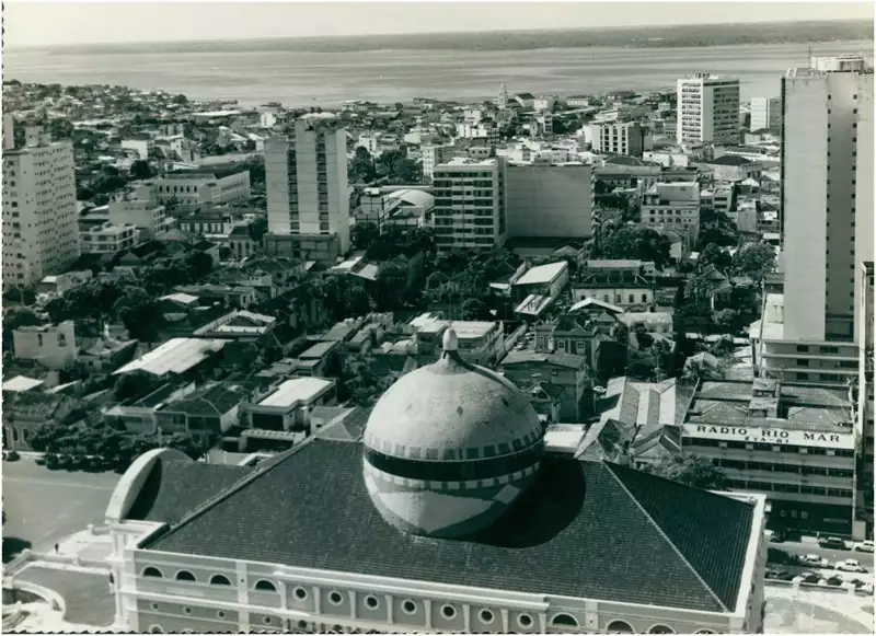 Foto 33: [Cúpula do Teatro Amazonas : vista panorâmica da cidade] : Rio Negro : Manaus, AM