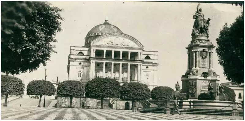 Foto 60: Praça de São Sebastião : [Monumento de Abertura dos Portos] : Teatro Amazonas : Manaus, AM