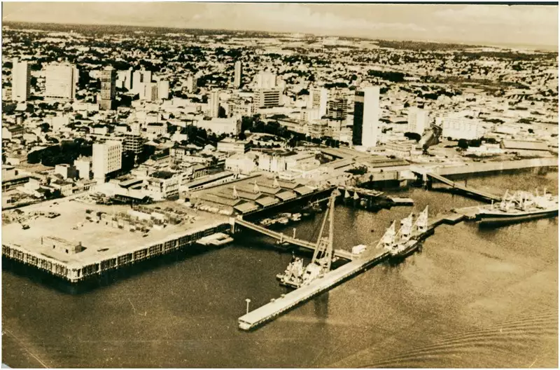 Foto 65: [Rio Negro : Porto de Manaus] : vista aérea da cidade : Manaus, AM