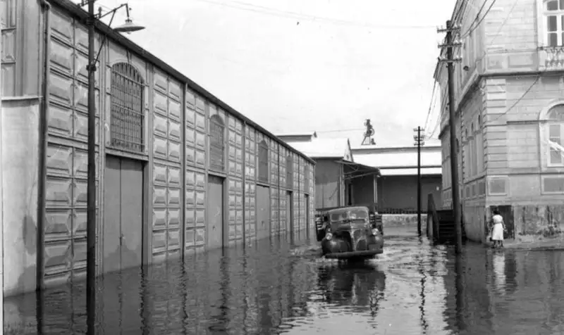 Foto 120: Armazens do porto de Manaus inundados (AM)