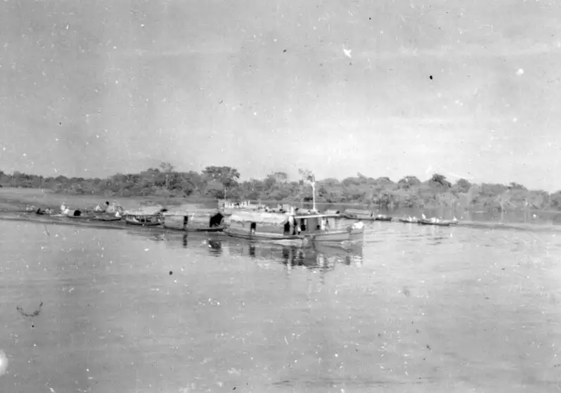 Foto 152: Vista de motores rebocando canoas em Manaus (AM)