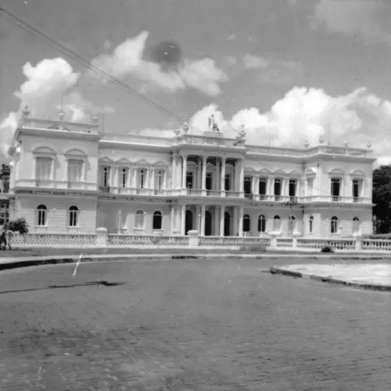 Foto 153: Palácio ocupado pela Secretaria de Justiça (foto tomada do Teatro de Manaus)