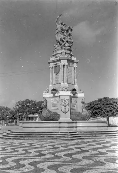 Foto 168: Monumento em frente ao Teatro Amazonas em Manaus (AM)