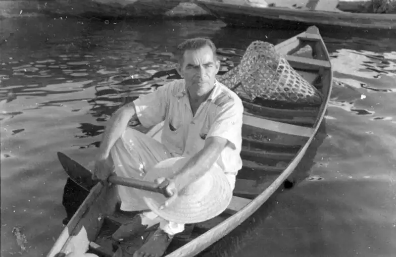 Foto 191: Caboclo remando em sua canoa típica (AM)