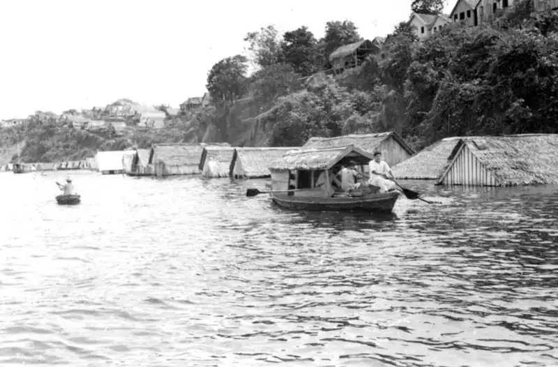 Foto 221: Embarcação em frente as casas inundadas pela enchente em Manaus (AM)
