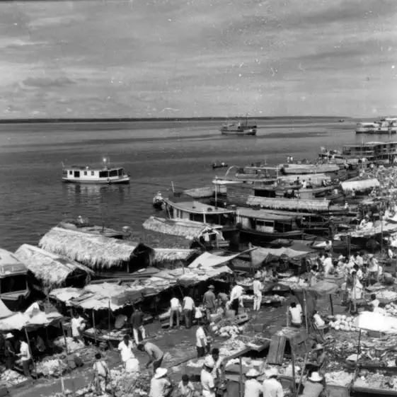 Foto 247: Vista do Rio Negro, vendo-se embarcações e mercado de Manaus (AM)