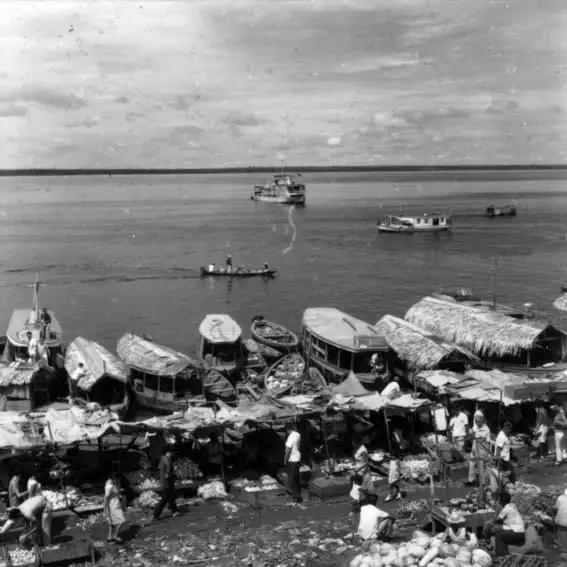 Foto 255: Rio Negro vendo-se embarcações ao lado do mercado de Manaus (AM)