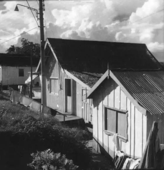 Foto 390: Casa de madeira no Bairro de Educandos em Manaus (AM)