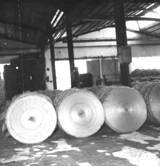 Foto 441: Fábrica Brasil/Juta vendo-se rolos de juta prensados, Manaus (AM)