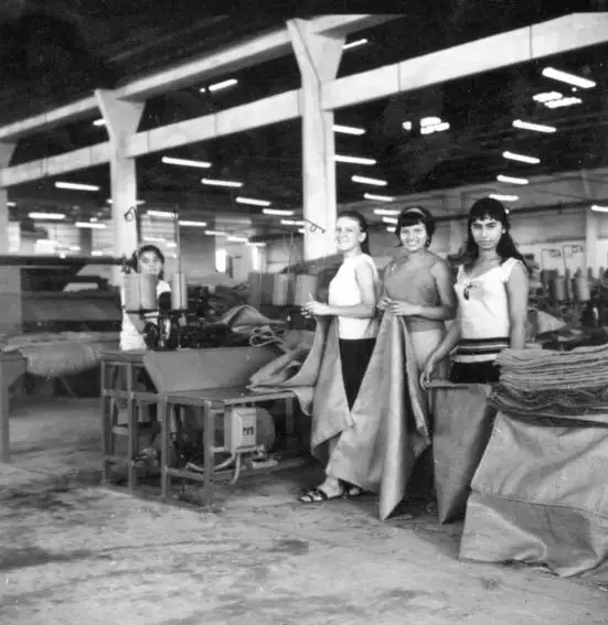 Foto 457: Interior da Fábrica Fite-Ju, mostrando operários costurando sacos : Manaus (AM)