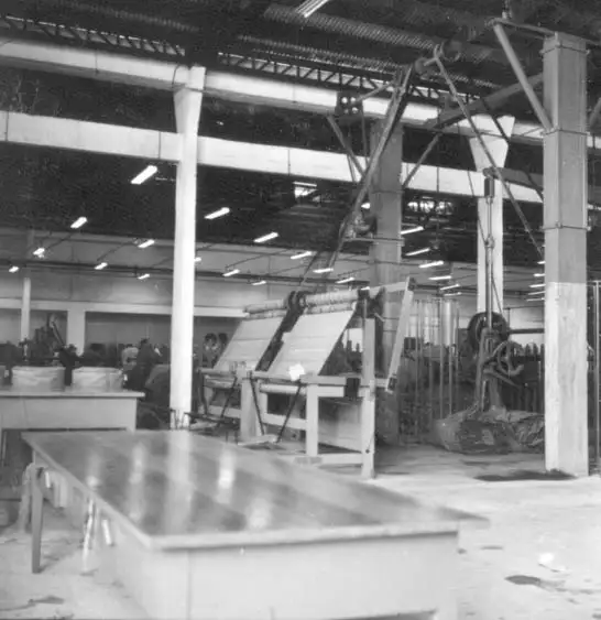 Foto 459: Interior da Fábrica Fite-Ju, vendo-se máquinas. Manaus (AM)