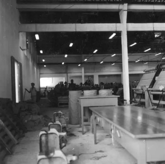Foto 461: Interior da Fábrica Fite-Ju, vendo-se máquinas. Manaus (AM)