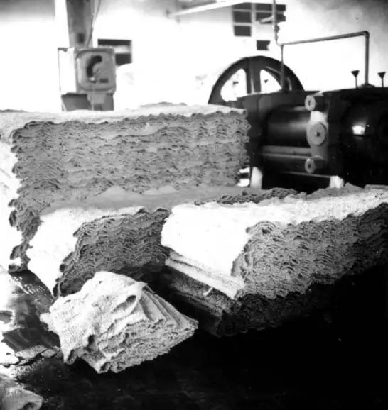 Foto 501: Pilha de borracha vendo-se máquinas na Companhia Nacional de Borracha em Manaus (AM)