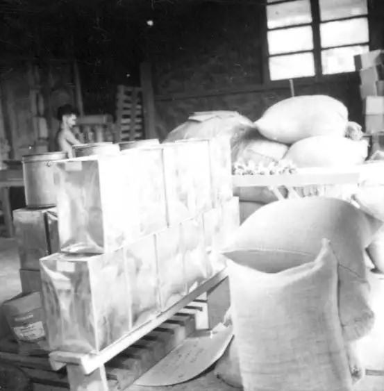Foto 512: Déposito, vendo-se latas e sacos com castanhas em Manaus (AM)