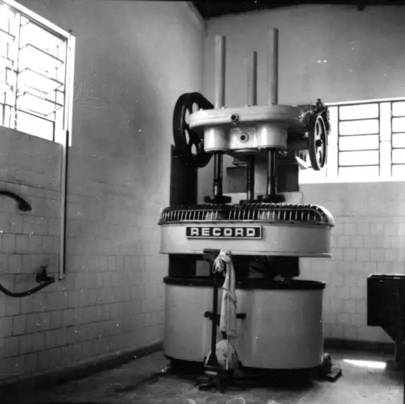 Foto 552: Máquina de misturar massa da fábrica de biscoitos Papaguara em Manaus (AM)