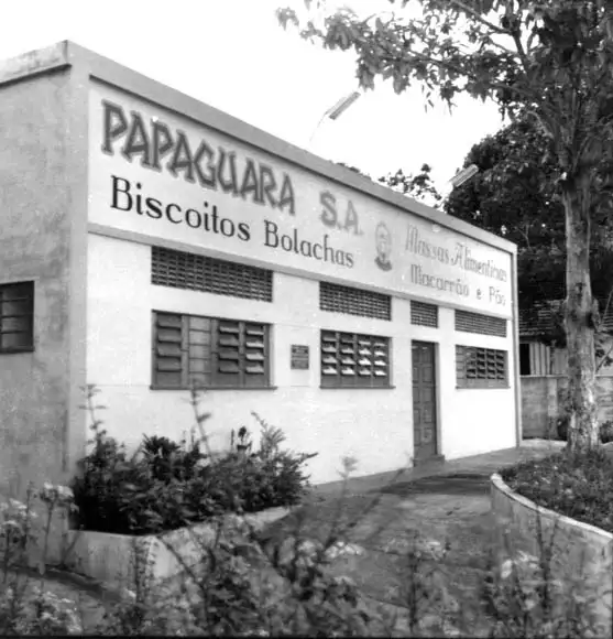 Foto 557: Fachada do prédio da fábrica de biscoitos Papaguara em Manaus (AM)