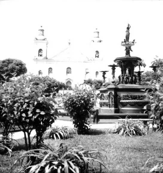 Foto 562: Praça da Catedral em Manaus, vendo-se a igreja em Manaus (AM)