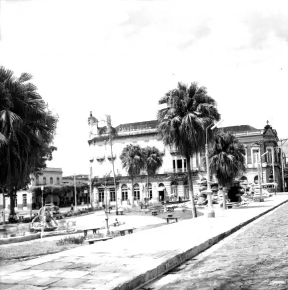 Foto 563: Praça da Catedral, vendo-se o Palace Hotel em Manaus (AM)