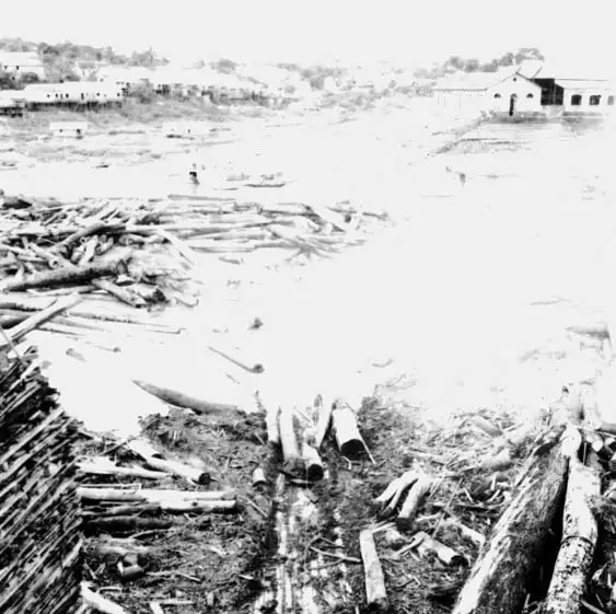 Foto 584: Fundos da serraria I.B. SABBA vendo-se o rio em Manaus (AM)