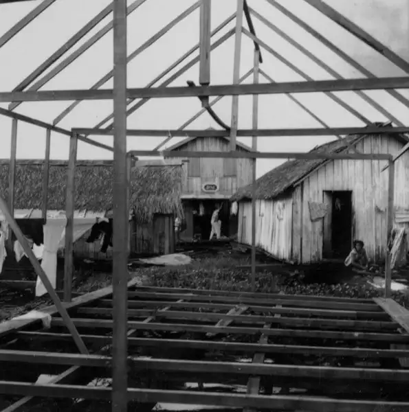 Foto 716: Cidade flutuante vendo-se estrutura de uma casa em Manaus (AM)